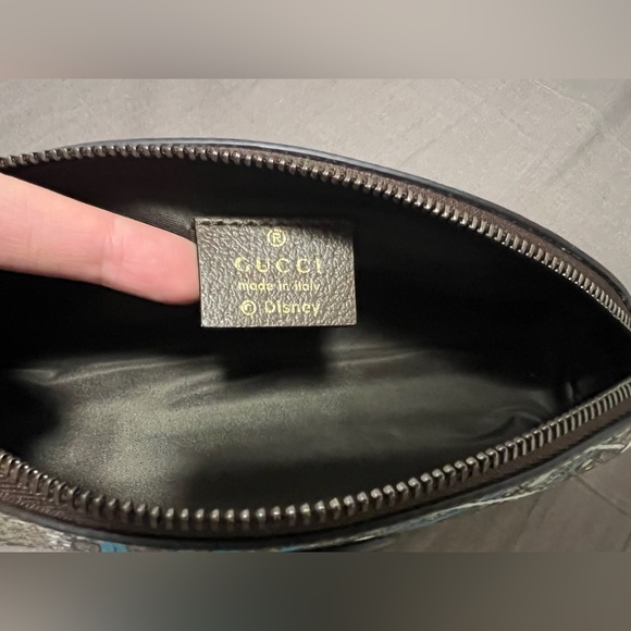 New Gucci Zipper Pencil Case Gucci x Disney Donald
Duck Zipper Pencil Case - Picture 7 of 11